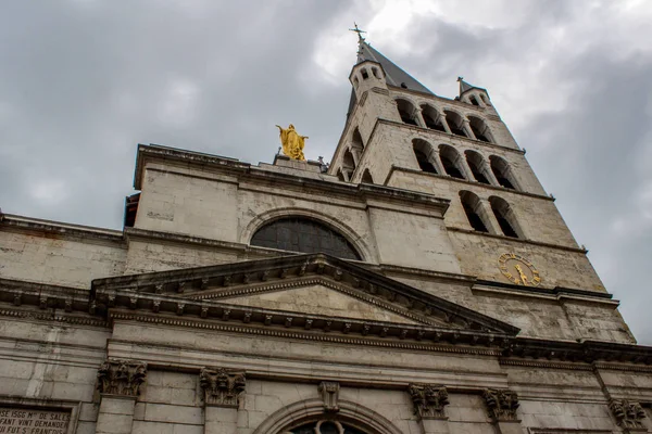 Uitzicht op de kathedraal in het centrum van Annecy, hoofdstad van de provincie van de Haute Savoie in Frankrijk. — Stockfoto