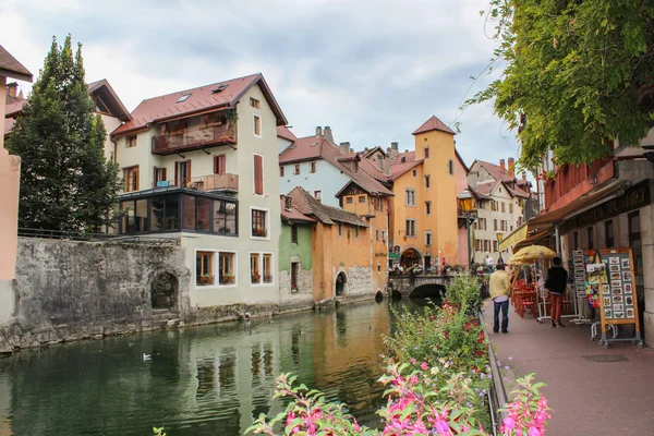 Los turistas caminan por el casco antiguo. Annecy, Francia . Fotos de stock