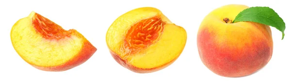 Coleção de frutas de pêssego. fruta de pêssego com folhas verdes e fatias isoladas sobre fundo branco — Fotografia de Stock