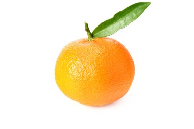 Beyaz arkaplanda yeşil yapraklı mandalina