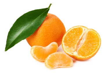 Dilimlenmiş mandalina ve beyaz arka planda izole edilmiş yeşil yaprak