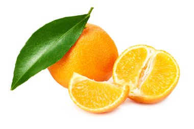 Dilimlenmiş mandalina ve beyaz arka planda izole edilmiş yeşil yaprak
