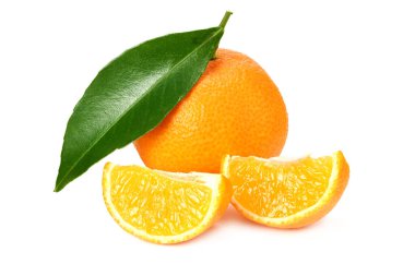 Dilimlenmiş mandalina ve beyaz arka planda izole edilmiş yeşil yaprak