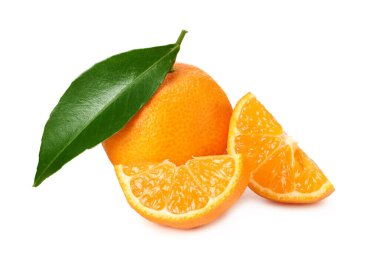 Dilimlenmiş mandalina ve beyaz arka planda izole edilmiş yeşil yaprak