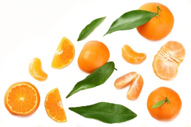 Dilimlenmiş mandalina ve beyaz arka planda yeşil yaprak. en üstteki görünüm