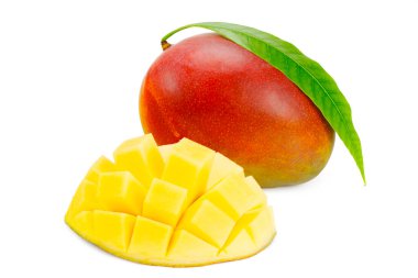 mango dilimleri ve beyaz arka plan üzerinde izole yeşil yaprakları ile. sağlıklı gıda