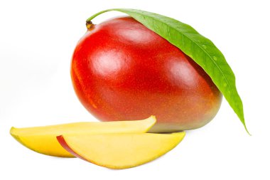 mango dilimleri ve beyaz arka plan üzerinde izole yeşil yaprakları ile. sağlıklı gıda
