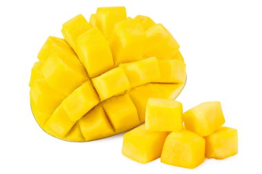 Beyaz arka planda izole edilmiş mango dilimleri. sağlıklı yiyecekler