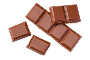 Beyaz arka planda izole edilmiş sütlü çikolata parçaları. en üstteki görünüm