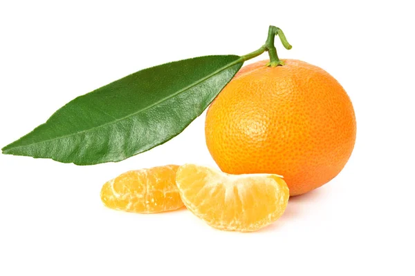Mandarine Mit Scheiben Und Grünem Blatt Isoliert Auf Weißem Hintergrund — Stockfoto