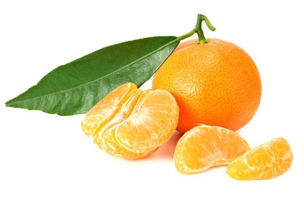 Mandarine Mit Scheiben Und Grünem Blatt Isoliert Auf Weißem Hintergrund — Stockfoto