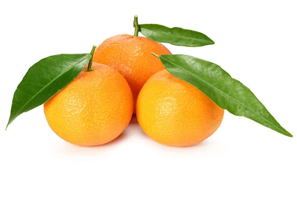 Mandarine Mit Grünem Blatt Isoliert Auf Weißem Hintergrund — Stockfoto