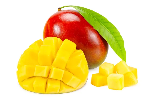 芒果片和绿叶隔离在白色背景 健康食品 — 图库照片