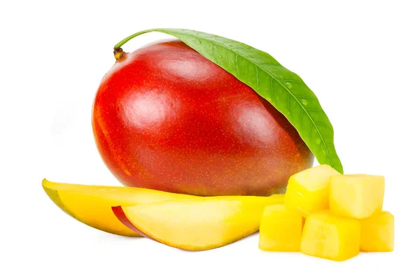 芒果片和绿叶隔离在白色背景 健康食品 — 图库照片