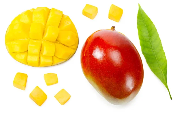 Mango Con Rodajas Hojas Verdes Aisladas Sobre Fondo Blanco Comida —  Fotos de Stock