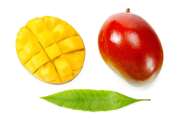 Mango Mit Scheiben Und Grünen Blättern Isoliert Auf Weißem Hintergrund — Stockfoto