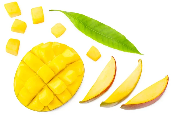 Rodajas Mango Con Hojas Verdes Aisladas Sobre Fondo Blanco Comida —  Fotos de Stock