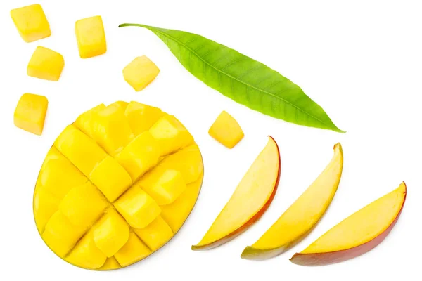 Mangoskivor Med Gröna Blad Isolerade Vit Bakgrund Hälsosam Mat Ovanifrån — Stockfoto