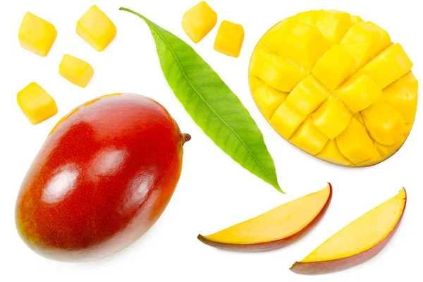 Mango Plasterkami Zielonymi Liśćmi Białym Tle Zdrowej Żywności Widok Góry — Zdjęcie stockowe