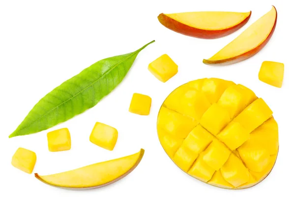 Mangoskivor Med Gröna Blad Isolerade Vit Bakgrund Hälsosam Mat Ovanifrån — Stockfoto