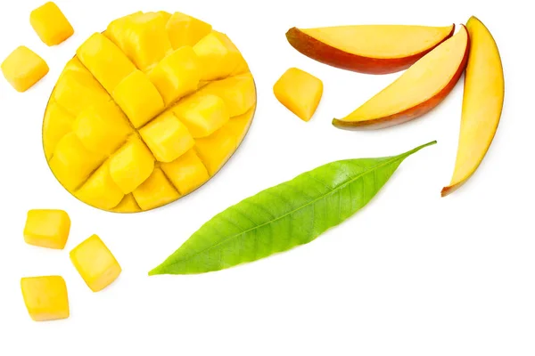 Mangoskivor Med Gröna Blad Isolerade Vit Bakgrund Hälsosam Mat Ovanifrån — Stockfoto
