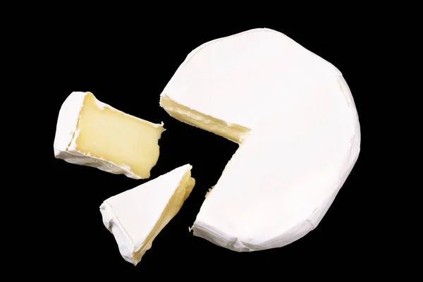 Camembert Avec Des Tranches Isolées Sur Fond Noir Fromage Pâte — Photo