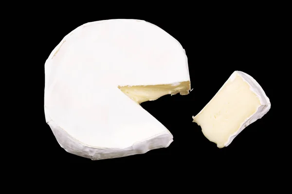 Camembert Avec Des Tranches Isolées Sur Fond Noir Fromage Pâte — Photo