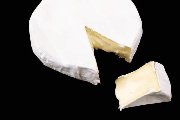 凸轮与切片隔离在黑色背景上 柔软的奶酪 上面覆盖着可食用的白色霉菌视图 顶部视图 — 图库照片