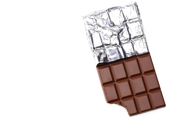Biten Mjölkchoklad Bar Folie Isolerad Vit Bakgrund Ovanifrån — Stockfoto
