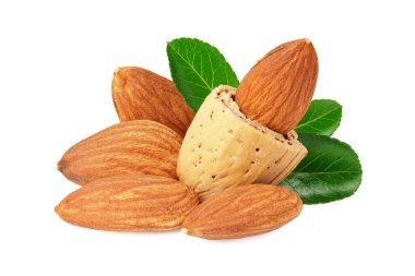 Beyaz arkaplanda yeşil yapraklı bademler