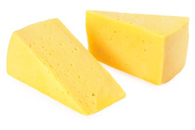 Beyaz arka planda izole edilmiş peynir kesimi