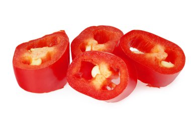 Dilimlenmiş kırmızı kırmızı kırmızı biber beyaz arka planda izole edilmiş.