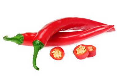 Beyaz arka planda izole edilmiş dilimli kırmızı acı biber.