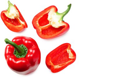 Beyaz arka planda izole edilmiş dilimleri olan kırmızı tatlı dolmalık biber. en üstteki görünüm