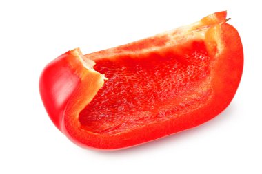 Beyaz arka planda izole edilmiş kırmızı dolmalık biber dilimleri.