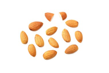 Beyaz arka planda izole edilmiş bademler. Yiyecekler. en üstteki görünüm