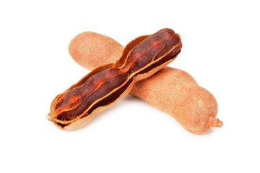 beyaz arkaplanda izole edilmiş taze demirhindi meyveleri