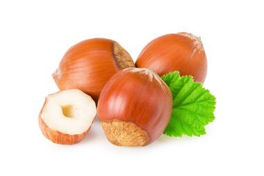 Beyaz arkaplanda yaprakları olan fındıklar