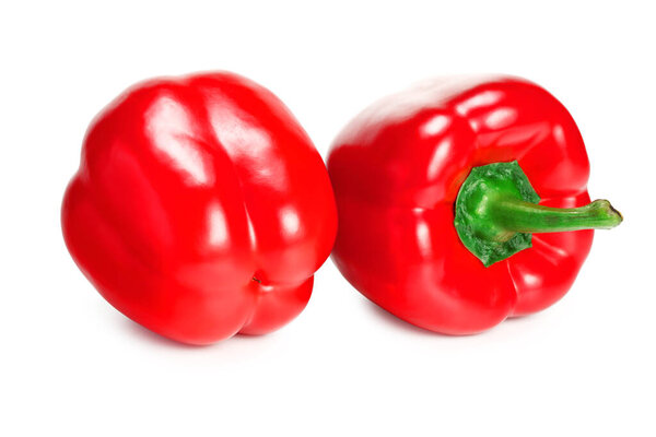 два красных сладкий перец колокол изолированы на белом фоне