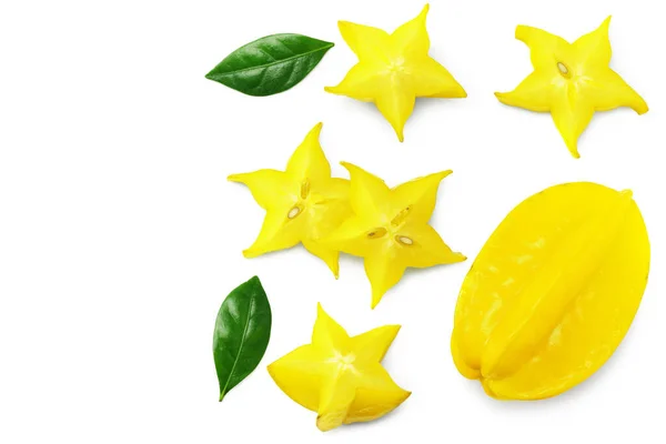 Žluté Karamboly Zelenými Listy Plátky Izolovanými Bílém Pozadí Pohled Shora — Stock fotografie