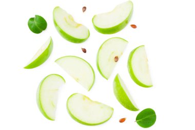 Yeşil yapraklı yeşil elma parçası beyaz arka planda izole edilmiş. en üstteki görünüm