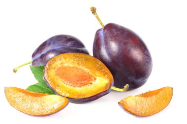 taze erik meyve yaprak yeşil ve beyaz arka plan üzerinde izole kesme Erik dilimleri ile