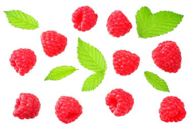 Beyaz arka planda yeşil yapraklı olgun ahududu. en üstteki görünüm