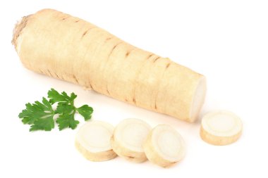 Dilimlenmiş taze maydanoz kökü ve beyaz arka planda izole edilmiş maydanoz.