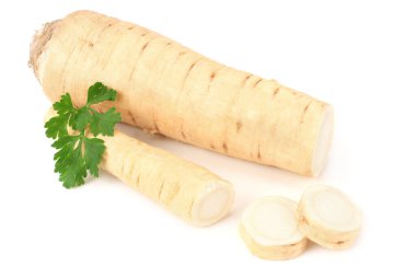 Dilimlenmiş taze maydanoz kökü ve beyaz arka planda izole edilmiş maydanoz.