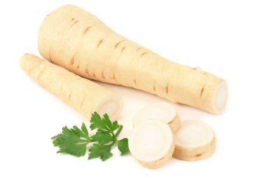 Dilimlenmiş taze maydanoz kökü ve beyaz arka planda izole edilmiş maydanoz.