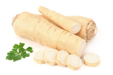 Dilimlenmiş taze maydanoz kökü ve beyaz arka planda izole edilmiş maydanoz.