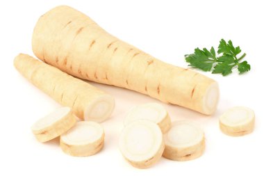 Dilimlenmiş taze maydanoz kökü ve beyaz arka planda izole edilmiş maydanoz.