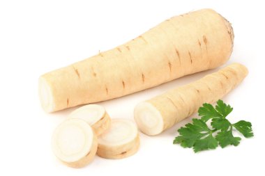 Dilimlenmiş taze maydanoz kökü ve beyaz arka planda izole edilmiş maydanoz.