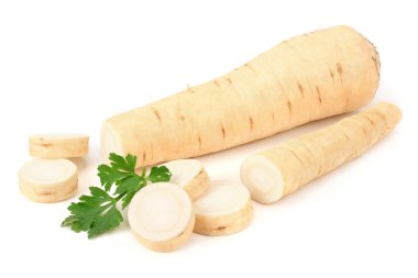 Dilimlenmiş taze maydanoz kökü ve beyaz arka planda izole edilmiş maydanoz.